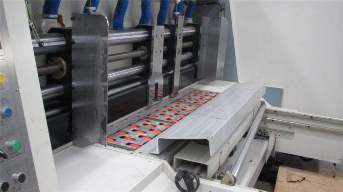 Automatic feed section of flexo folder-guler